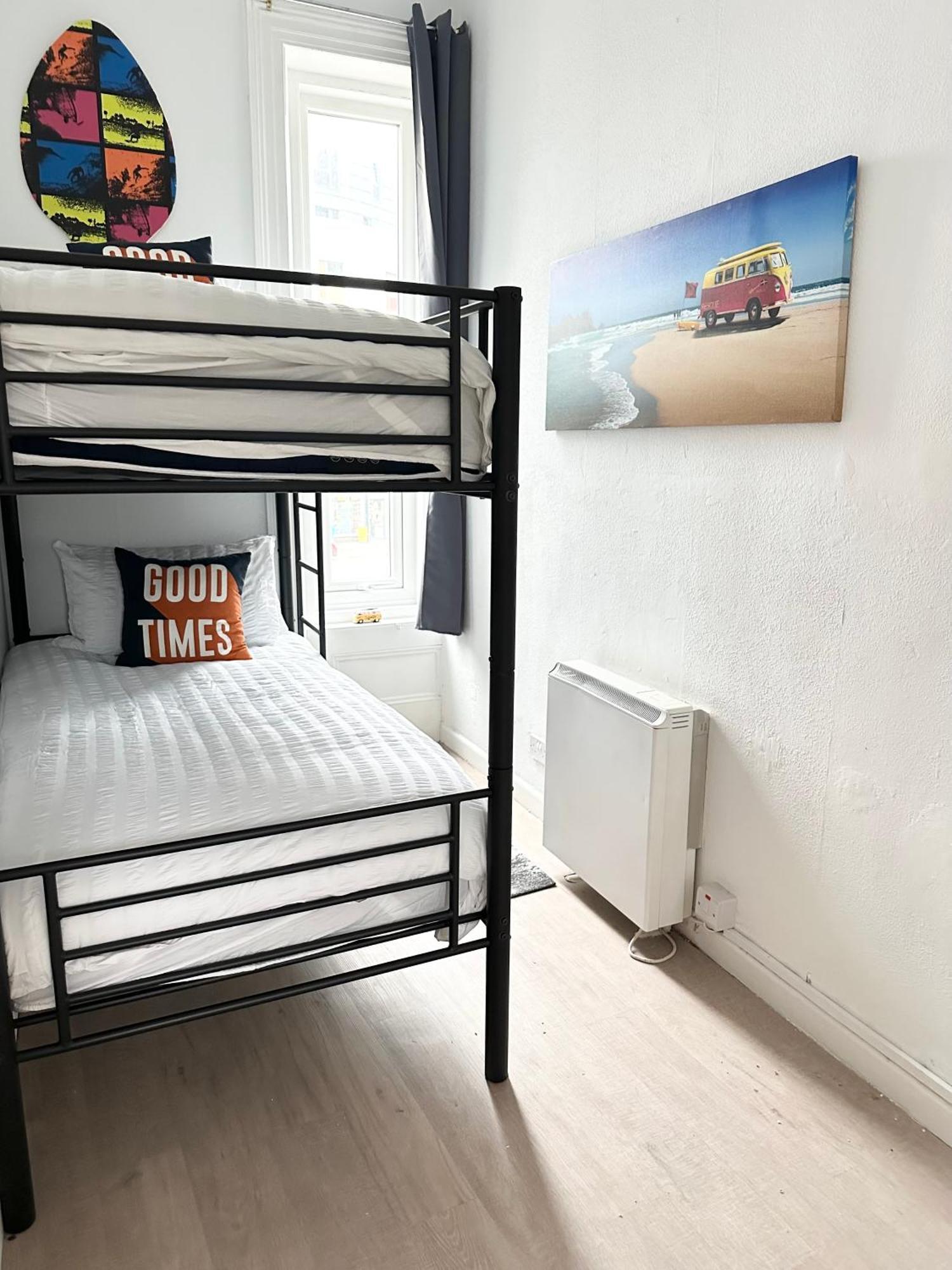 The City Surfer Apartment - By Coastline Retreats - Parking Included - Sleeps 5 - City Centre 伯恩茅斯 外观 照片