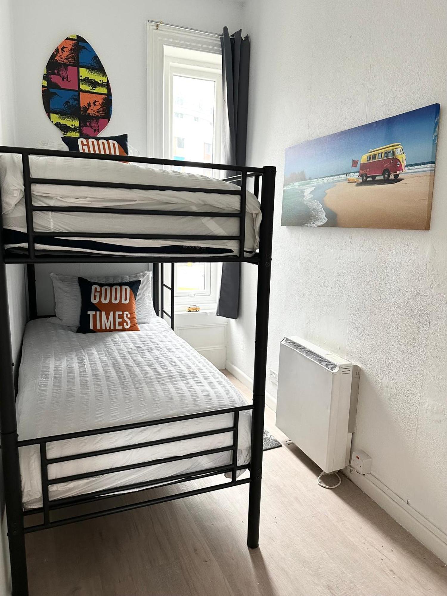 The City Surfer Apartment - By Coastline Retreats - Parking Included - Sleeps 5 - City Centre 伯恩茅斯 外观 照片
