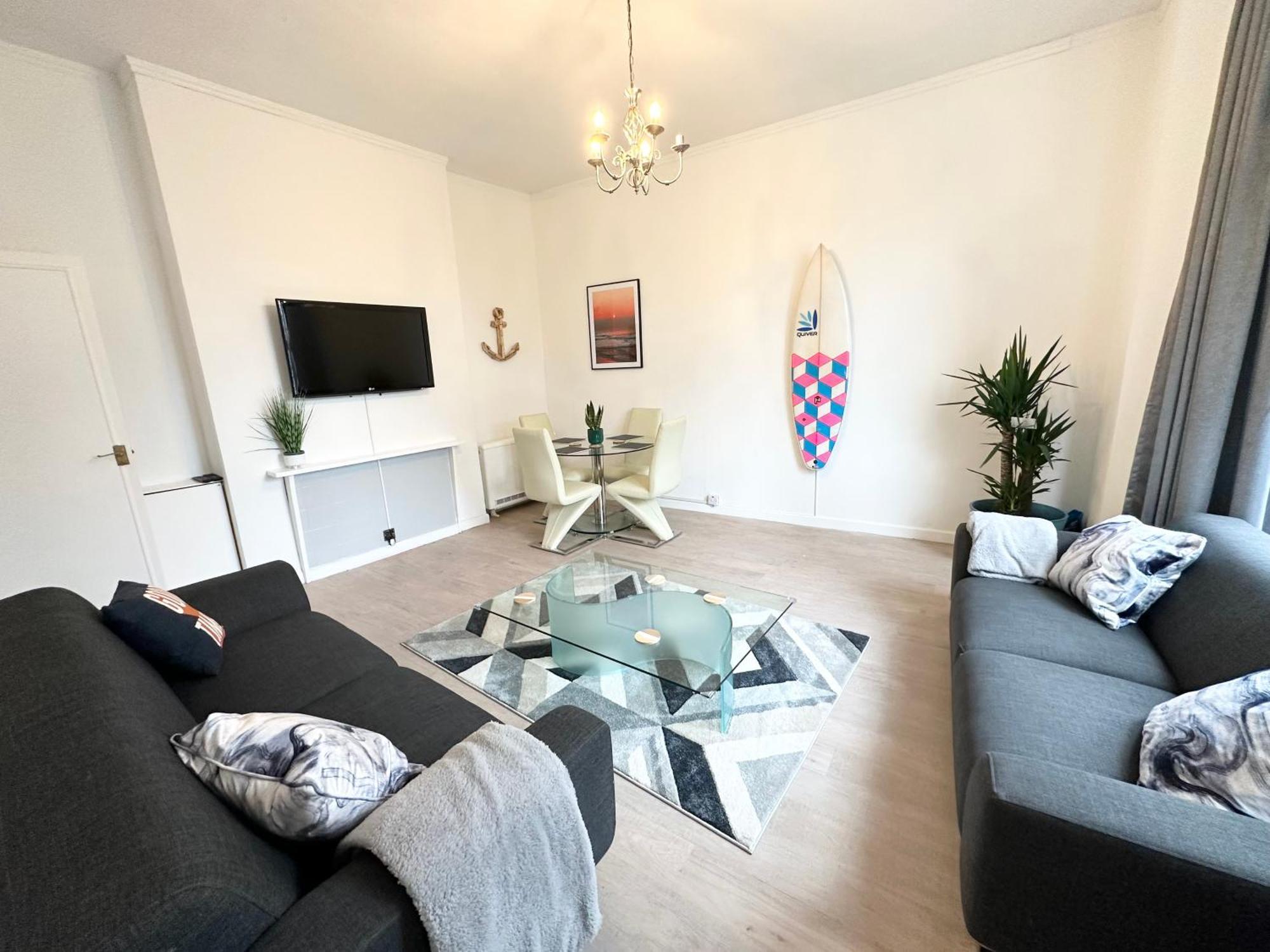 The City Surfer Apartment - By Coastline Retreats - Parking Included - Sleeps 5 - City Centre 伯恩茅斯 外观 照片